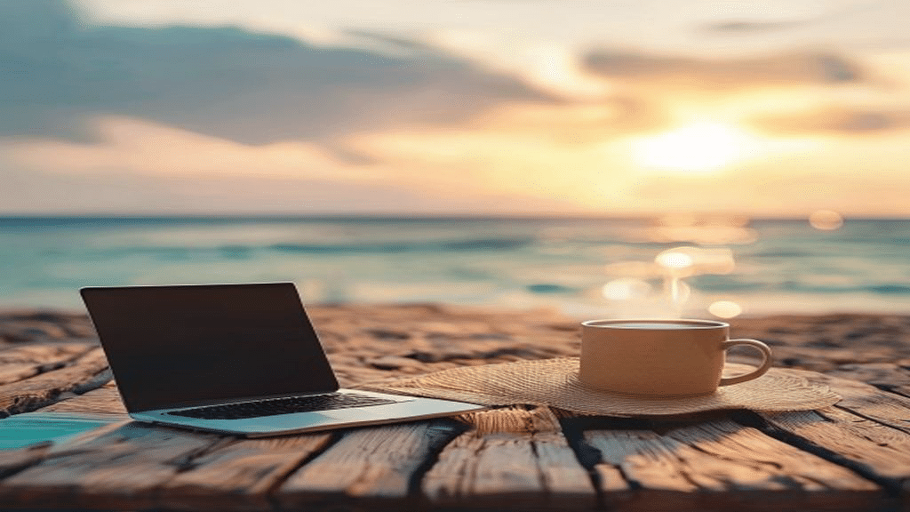 Betrieb im Urlaub, ein Laptop am Strand bei Sonnenuntergang